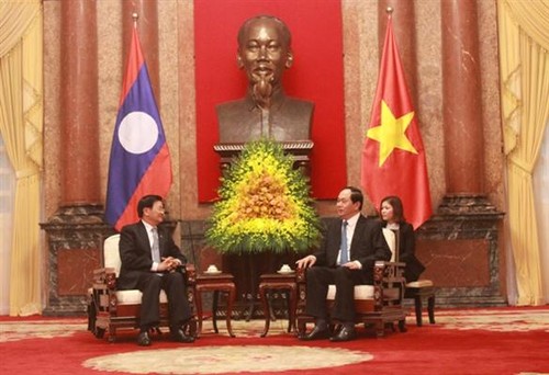 Staatspräsident Tran Dai Quang trifft Laos Premierminister Thongloun Sisoulith - ảnh 1